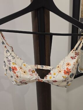 H&M White Floral Scalloped edge Swim Bikini Top